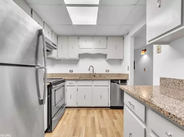 Northbrook, IL 60062,3856 S Parkway Drive #1E