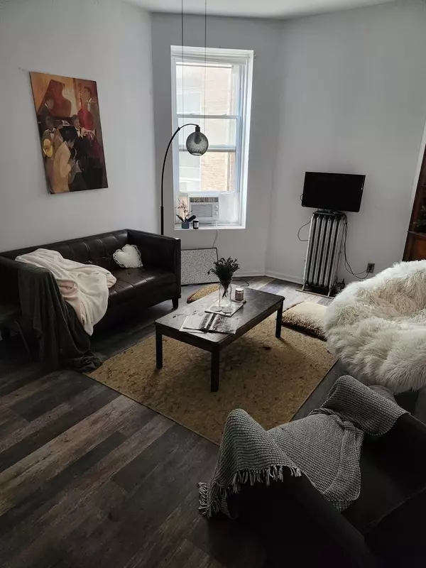 Chicago, IL 60613,666 W Oakdale Avenue #1