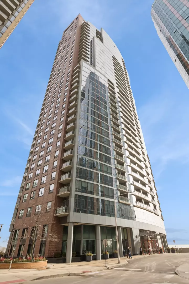 Chicago, IL 60601,450 E Waterside Drive #402