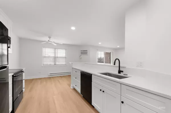 Itasca, IL 60143,220 S Rush Street #2A