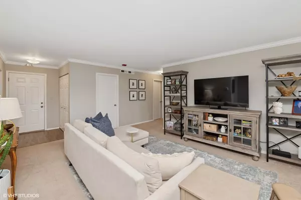 Northbrook, IL 60062,3030 Pheasant Creek Drive #207