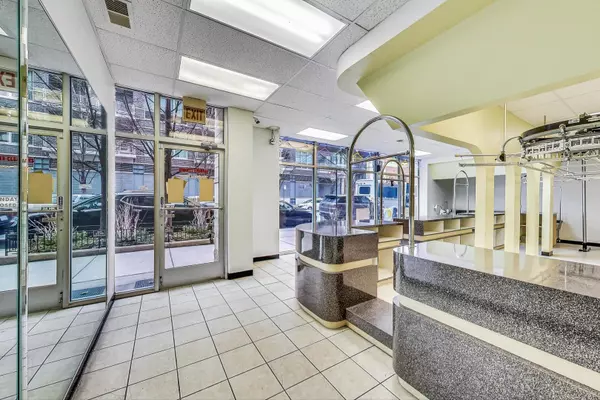 Chicago, IL 60610,871 N Larrabee Street