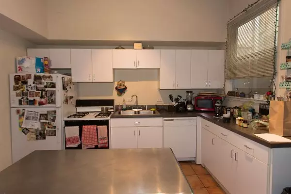 Chicago, IL 60614,2142 N HALSTED Street #3F