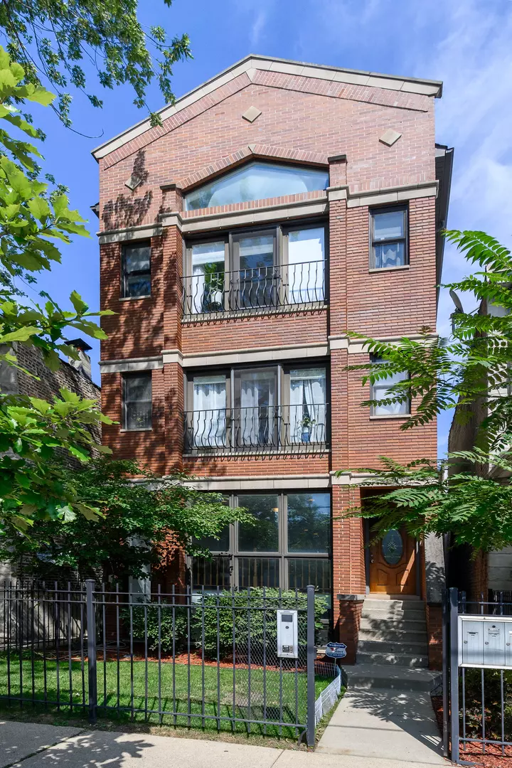Chicago, IL 60618,3041 N CALIFORNIA Avenue #1