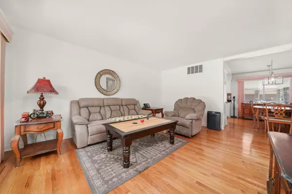 Elk Grove Village, IL 60007,1013 Cedar Lane