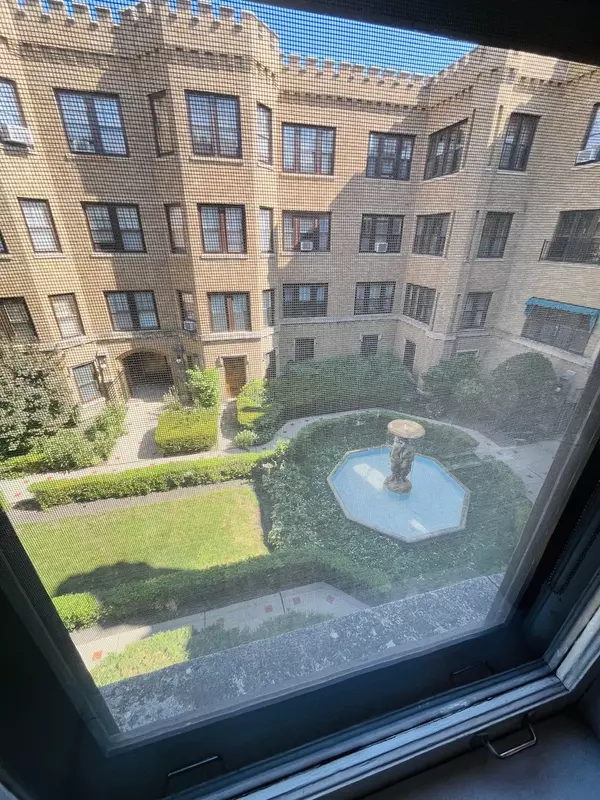 Chicago, IL 60645,2422 W Greenleaf Avenue #2