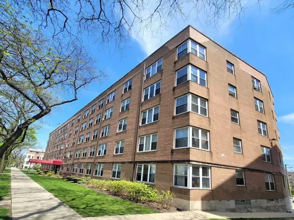 Chicago, IL 60645,7333 N Ridge Boulevard #209