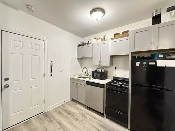 Chicago, IL 60660,5710 N WINTHROP Avenue #107