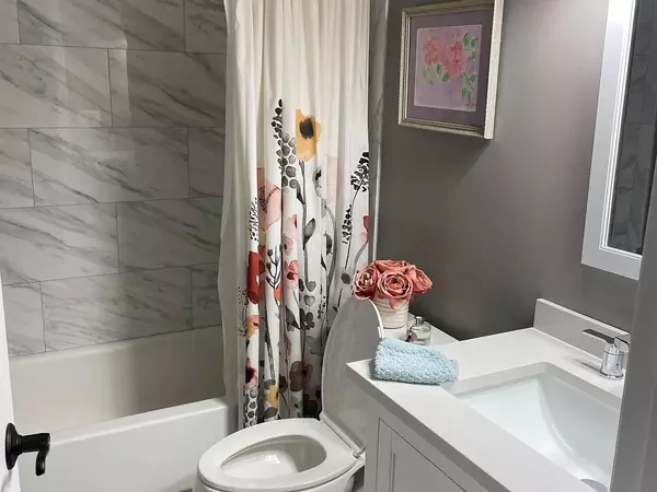 Glendale Heights, IL 60139,184 S Waters Edge Drive #201