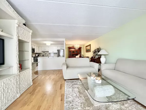 Norridge, IL 60706,7100 W Cullom Avenue #213