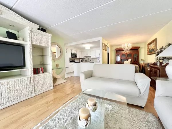 Norridge, IL 60706,7100 W Cullom Avenue #213