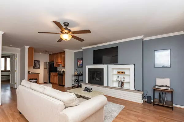 Chicago, IL 60610,163 W Division Street #212