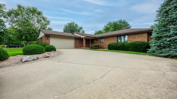 212 Hampton Drive, Bloomington, IL 61704