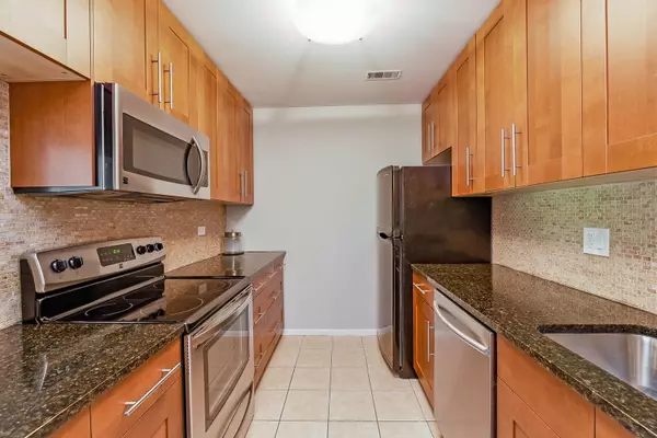 Wheaton, IL 60189,1464 Stonebridge Circle #E3