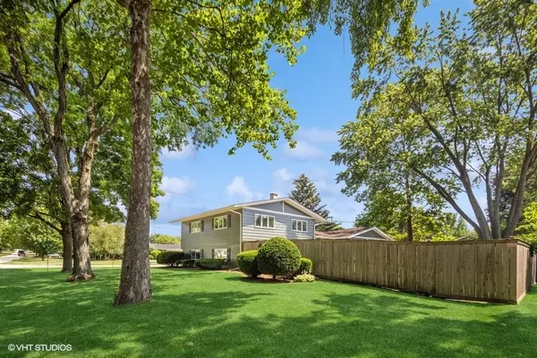 Geneva, IL 60134,527 Maple Lane