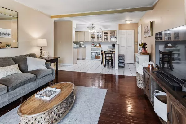 Arlington Heights, IL 60004,1611 N Windsor Drive #306