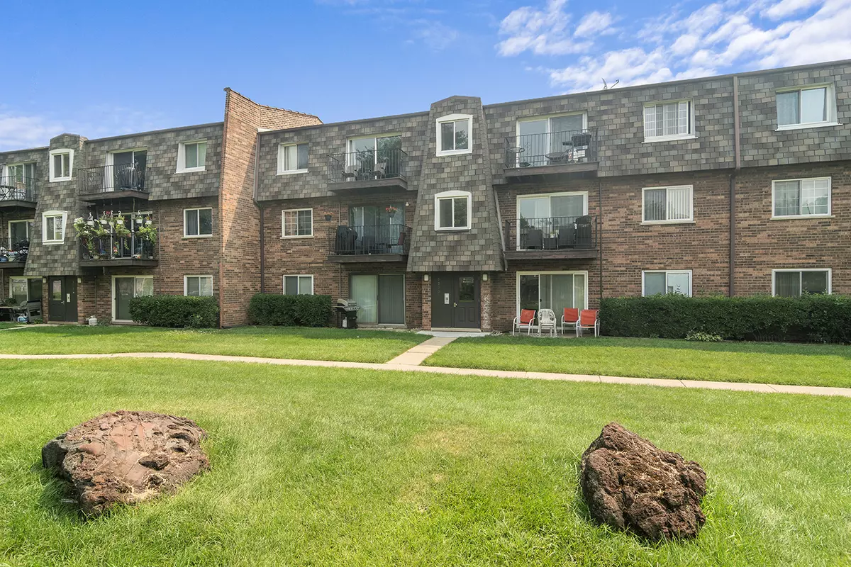Des Plaines, IL 60016,9390 Bay Colony Drive #3N