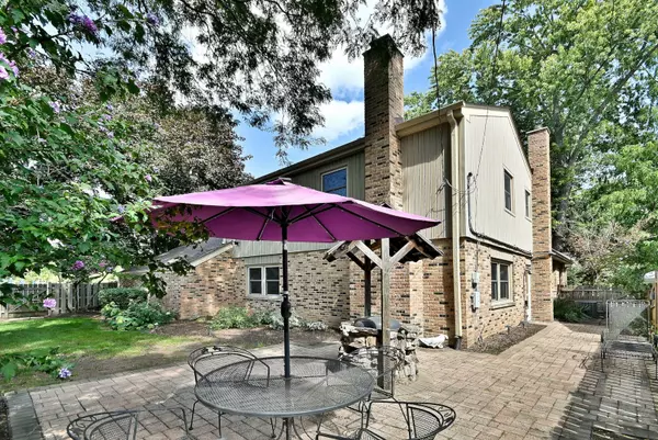 Arlington Heights, IL 60004,1615 E Miner Street