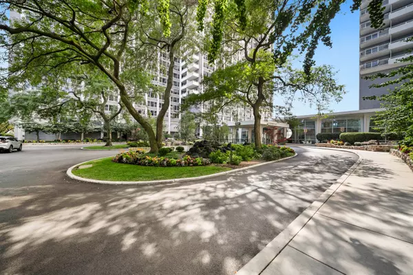 Chicago, IL 60613,4250 N Marine Drive #1235