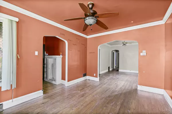 Chicago, IL 60637,6837 S Michigan Avenue