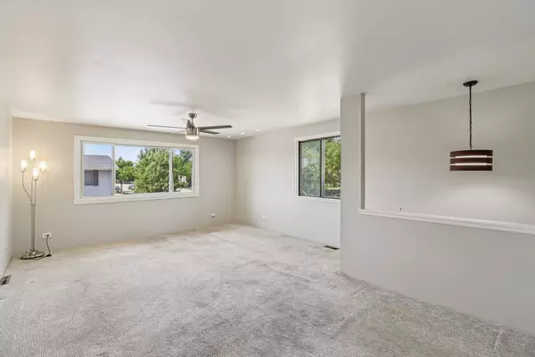 Schaumburg, IL 60193,1 Dennis Court #1