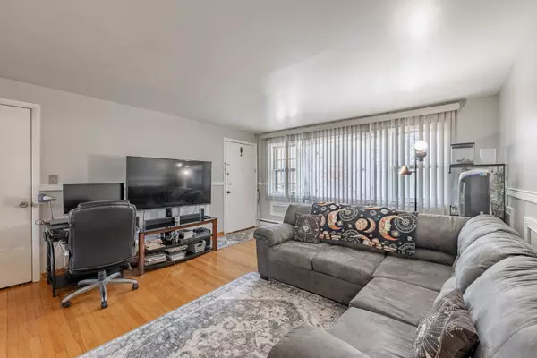 Oak Park, IL 60302,2 Le Moyne Parkway #3S