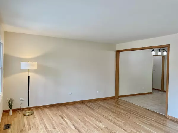 Schaumburg, IL 60193,1030 Helene Lane