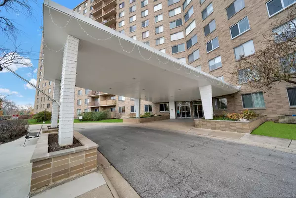 Chicago, IL 60645,6833 N Kedzie Avenue #709