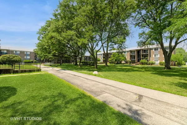 Arlington Heights, IL 60004,1511 N Windsor Drive #305