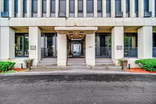 Chicago, IL 60649,6700 S South Shore Drive #21B