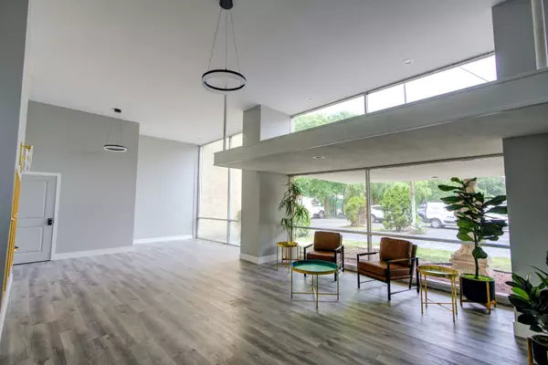 Chicago, IL 60645,7250 N Western Avenue #512