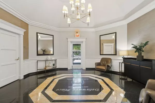 Chicago, IL 60610,33 W Delaware Place #21A