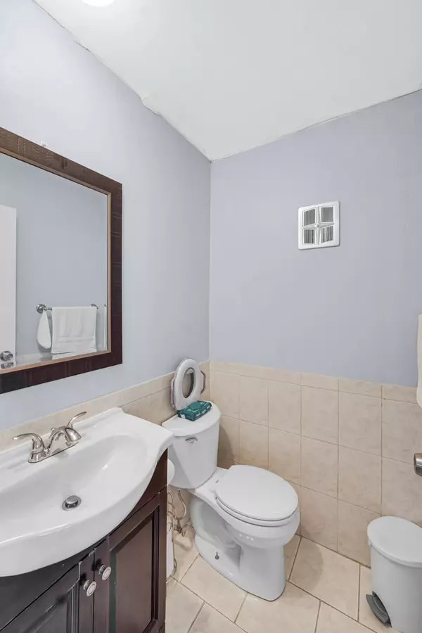 Elk Grove Village, IL 60007,104 boardwalk Street #2E