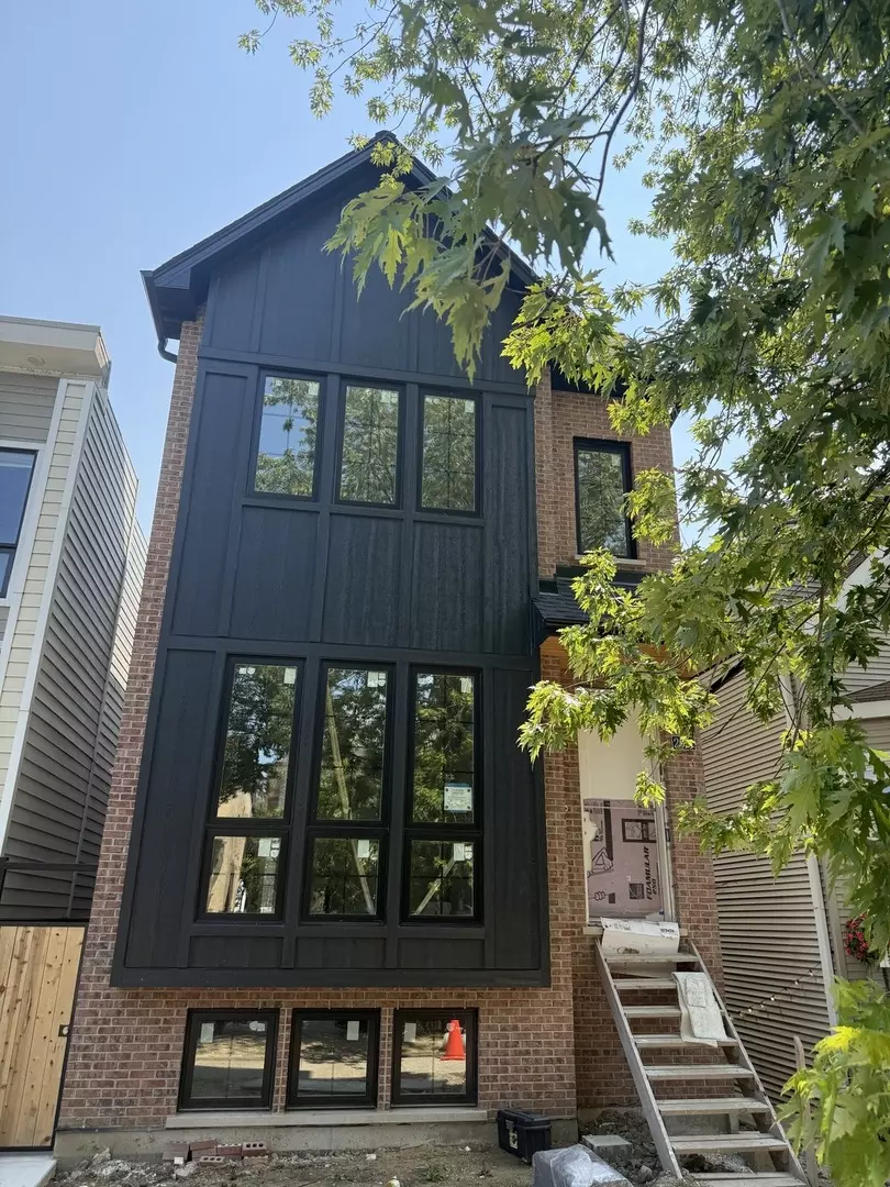 Chicago, IL 60618,2031 W Hutchinson Street