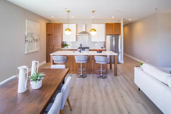 Chicago, IL 60615,4704 S St Lawrence Avenue #4W