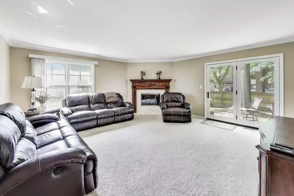 Arlington Heights, IL 60005,1207 W Keating Drive