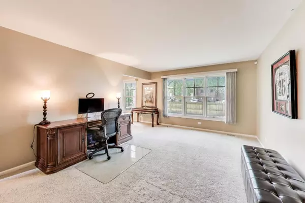 Arlington Heights, IL 60005,1207 W Keating Drive