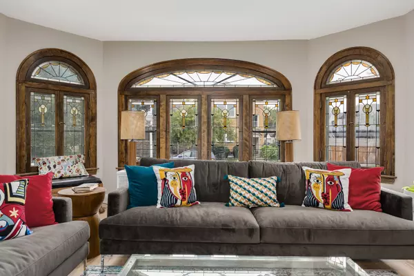 Chicago, IL 60645,6739 N Rockwell Street