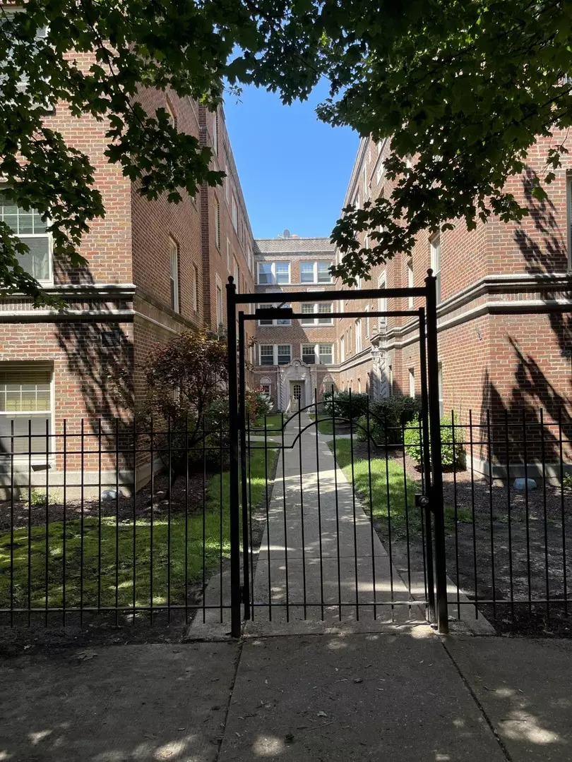 Chicago, IL 60626,7318 N Honore Street #403