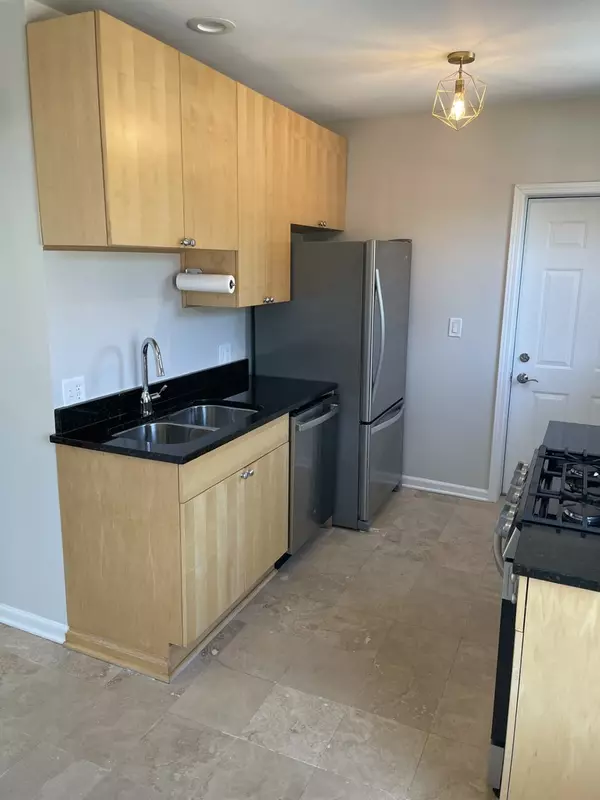 Chicago, IL 60626,7318 N Honore Street #403