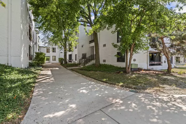 Arlington Heights, IL 60005,330 W Miner Street #1C