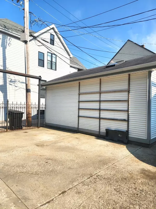 Chicago, IL 60647,2025 N Sawyer Avenue