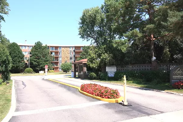 16 E Old Willow Road #412, Prospect Heights, IL 60070