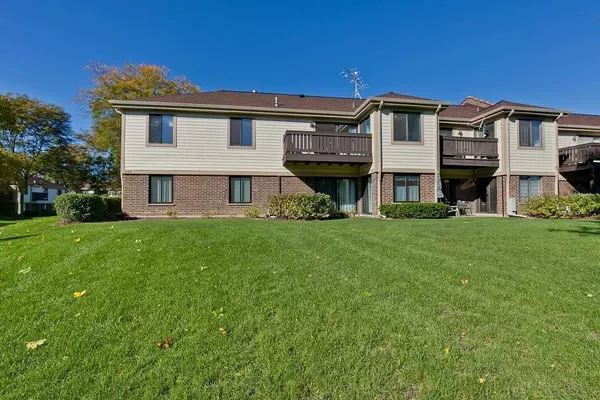 Palatine, IL 60074,867 E Carriage Lane #8