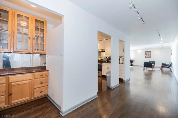 Chicago, IL 60660,6145 N Sheridan Road #14D