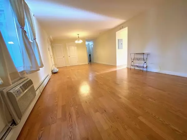 Chicago, IL 60626,6738 N Bosworth Avenue #1W