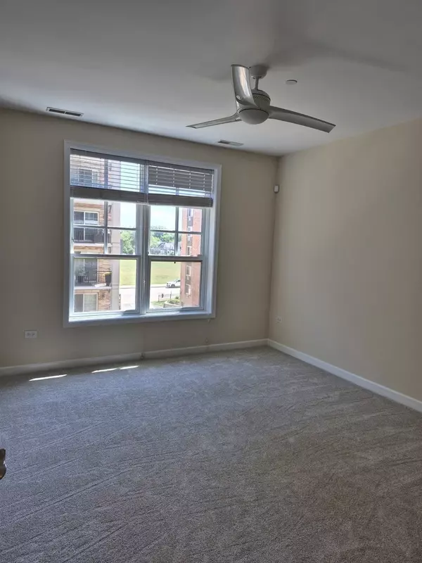 Arlington Heights, IL 60005,151 W Wing Street #301