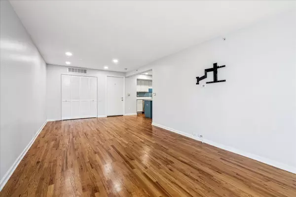 Barrington, IL 60010,600 W Russell Street #101