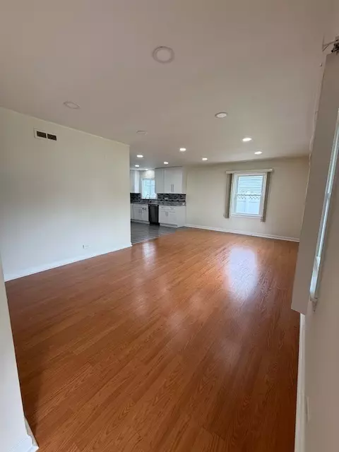 Des Plaines, IL 60016,922 S Wolf Road
