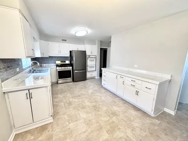 Villa Park, IL 60181,1044 S Leslie Lane